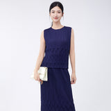 2025 Pleated temperament slim top women's high-end summer new light and breathable round neck sleeveless versatile T-shirt