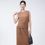 2025 Pleated temperament slim top women's high-end summer new light and breathable round neck sleeveless versatile T-shirt