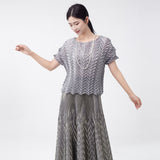 2025 Japanese  short-sleeved T-shirt women's clothing design sense niche new round neck loose solid color commuter versatile top summer